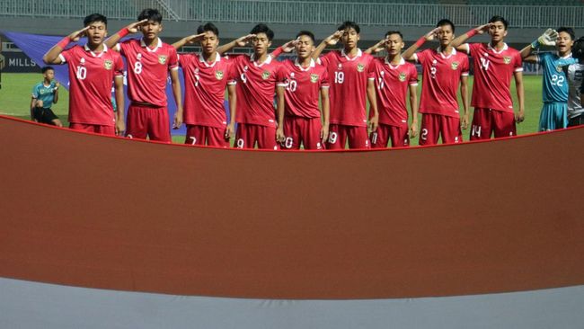Timnas Indonesia U-17 memiliki peluang lolos ke Piala Asia U-17 2023 saat melawan Palestina. Berikut tiga syarat Indonesia lolos ke putaran final malam ini.