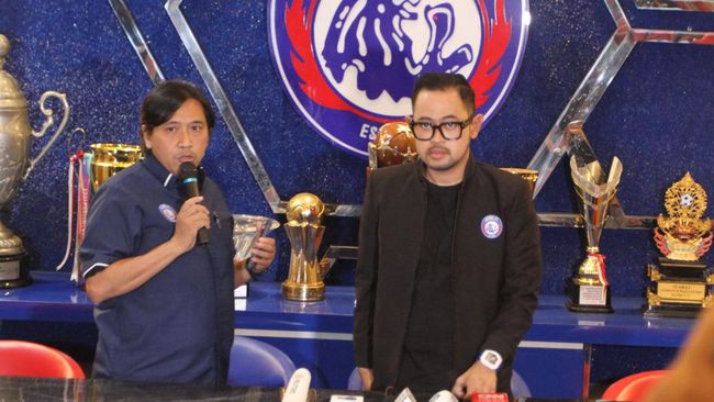 Gilang Widya Pramana membeberkan alasan-alasan yang membuatnya memilih mundur dari kursi presiden Arema FC pada Sabtu (29/10) siang.