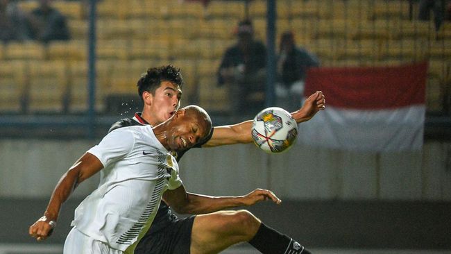 Bek Timnas Indonesia Elkan Baggott sukses cetak satu gol untuk menyelamatkan Gillingham FC dari kekalahan saat hadapi pimpinan klasemen sementara Stevenage.
