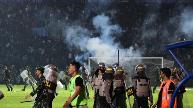 Suporter Arema FC Yohanes Prasetyo menceritakan momen saat ia memohon kepada polisi agar tak menembakkan gas air mata di Tragedi Kanjuruhan.