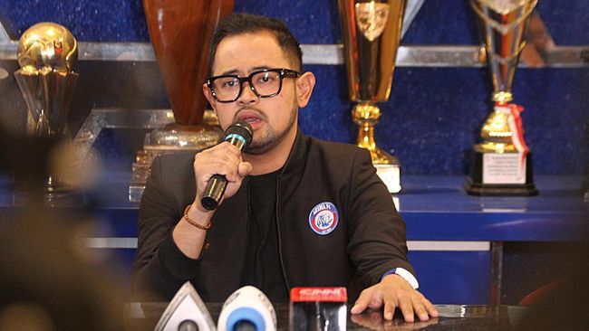 Sejumlah respons diberikan netizen setelah Gilang Widya Pramana atau Gilang Juragan 99 mundur dari jabatan Presiden Arema FC, Sabtu (29/10).