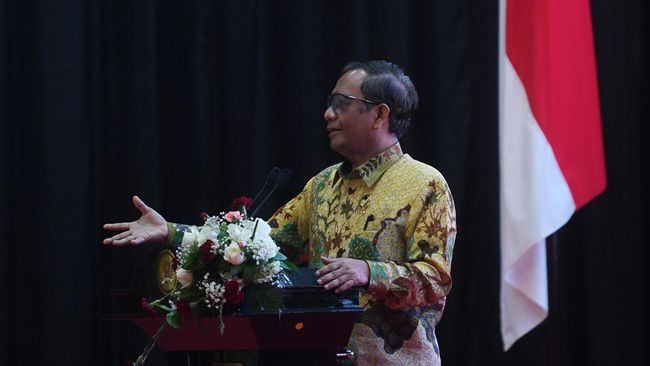 Ketua TGIPF Tragedi Kanjuruhan, Mahfud MD, melapor ke Presiden Jokowi bahwa unsur-unsur yang terlibat dalam Tragedi Kanjuruhan saling lempar tanggung jawab.