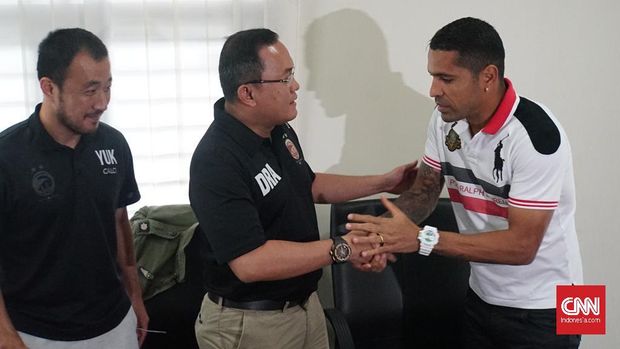 Dodi Reza Alex Noerdin memberikan bonus kepada Beto Goncalves dan seluruh pemain Sriwijaya FC.