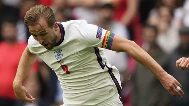 Sebanyak empat negara tetap ngotot memakai ban kapten pelangi sebagai bentuk dukungan terhadap LGBT di Piala Dunia 2022.