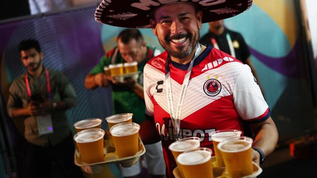 Larangan minum bir di dalam dan luar stadion Piala Dunia 2022 Qatar menjadi polemik. Berikut daftar harga bir di Piala Dunia 2022.