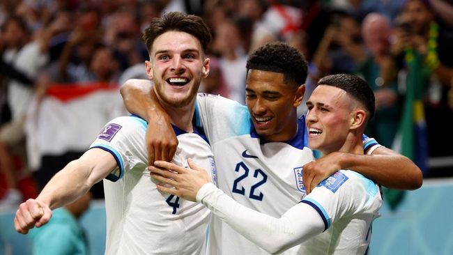 Grup A dan B Piala Dunia 2022 telah menyelesaikan laga ketiga dengan Inggris kembali mengganas. Berikut hasil, klasemen, dan top skor Piala Dunia 2022.