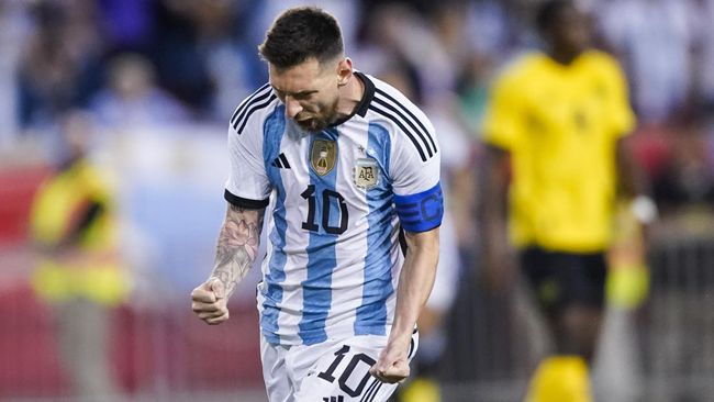Lionel Messi berhasil mencetak gol dan membawa Argentina unggul 1-0 atas Arab Saudi di Piala Dunia 2022.