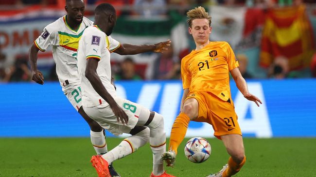 Ada cerita menarik yang tersisa pada laga Senegal vs Belanda. Cheikhou Kouyate harus ditandu dan keluar setelah alat vitalnya