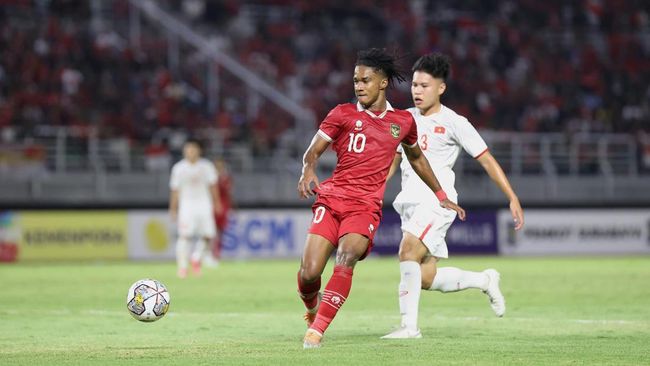 Ronaldo Kwateh meminta agar pemain naturalisasi Justin Hubner tak menangis saat kalah dalam fun game di sesi latihan Timnas Indonesia U-20.