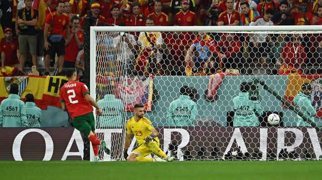 Pemain Maroko Achraf Hakimi melakukan selebrasi penguin usai melakukan tendangan panenka yang menyingkirkan Spanyol di babak 16 besar Piala Dunia 2022.