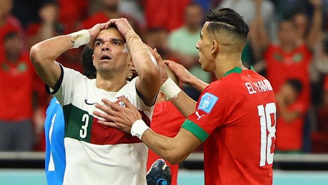 Peristiwa aneh terjadi di tengah situasi genting duel Maroko vs Portugal saat bek Jawad El Yamiq mencium kepala Pepe dalam babak 8 besar Piala Dunia 2022.
