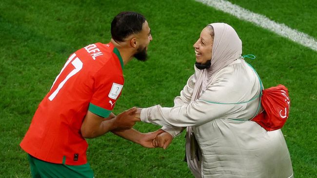 Pemain Maroko berselebrasi dengan membawa keluarga usai lolos ke semifinal Piala Dunia 2022. Salah satunya striker Sofiane Boufal yang berdansa dengan ibunya.