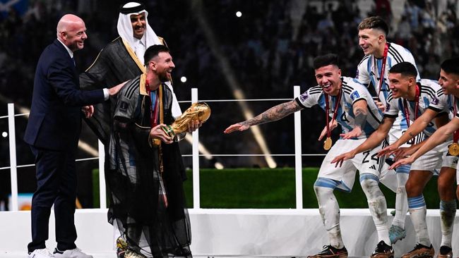 Hingga kini tidak diketahui di mana bisht yang digunakan Lionel Messi saat mengangkat trofi Piala Dunia 2022.