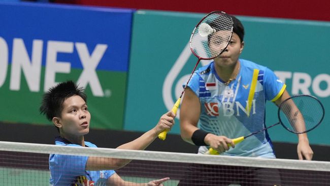 Apriyani Rahayu/Siti Fadia Silva tak bisa meminta challenge di akhir laga ketika kalah dari Zhang Shu Xian/Zheng Yu di ajang BWF World Tour Finals 2022.