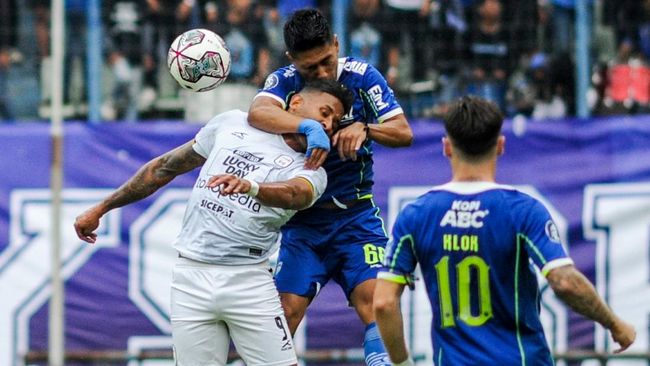 Duel Tira Persikabo vs Persib Bandung berakhir imbang dalam laga Liga 1 di Stadion Manahan Solo. Maung Bandung mencetak gol di masa injury time.