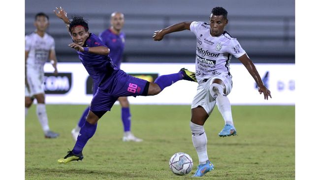 Bali United bermain imbang melawan Persita Tangerang dalam lanjutan Liga 1 yang berlangsung di Stadion Manahan, Solo, Senin (5/12).
