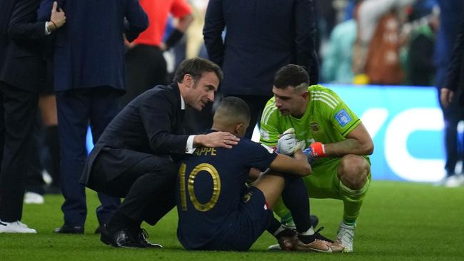 Mantan pemain Aston Villa, Darren Bent menilai Emiliano Martinez tak pantas meledek Kylian Mbappe usai Argentina juara Piala Dunia 2022.