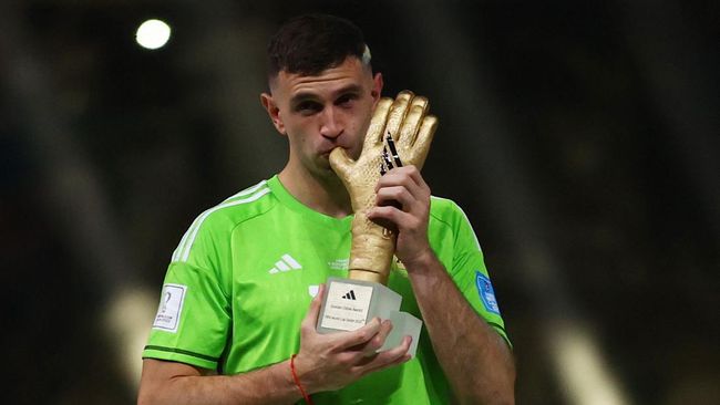 Emiliano Martinez terpilih sebagai kiper terbaik dan menerima Golden Glove Piala Dunia 2022 setelah Argentina mengalahkan Prancis di laga final.