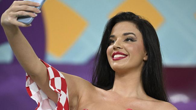 Ivana Knoll yang terkenal sebagai mantan Miss Kroasia membantah akan bugil jika Kroasia juara Piala Dunia 2022.