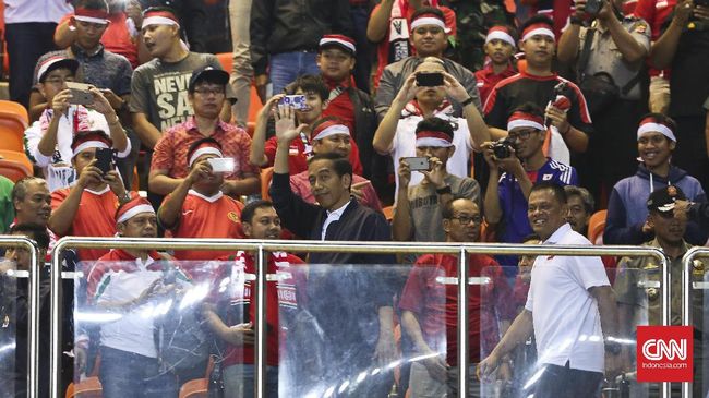 Presiden Jokowi dipastikan menyaksikan langsung pertandingan Piala AFF 2022 Indonesia vs Kamboja di Stadion Utama Gelora Bung Karno, Jakarta, Jumat (23/12).