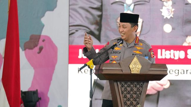 Kapolri Listiyo Sigit Prabowo memperjelas aturan soal penggunaan gas air mata sebagaimana diatur dalam Peraturan Kepolisian.