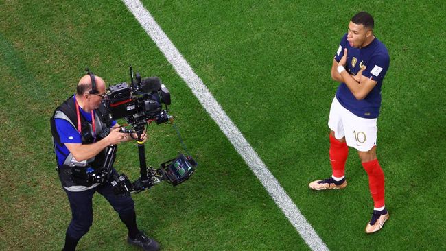 Kylian Mbappe menyembunyikan logo Budweiser saat foto usai menerima penghargaan man of the match Prancis vs Polandia di babak 16 besar Piala Dunia 2022.