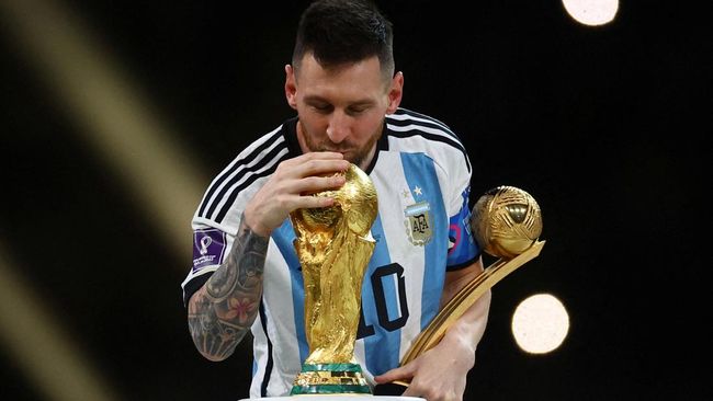 Lionel Messi tampaknya tak rela berada jauh dari trofi Piala Dunia 2022 yang diraih dengan kerja keras bersama timnas Argentina.