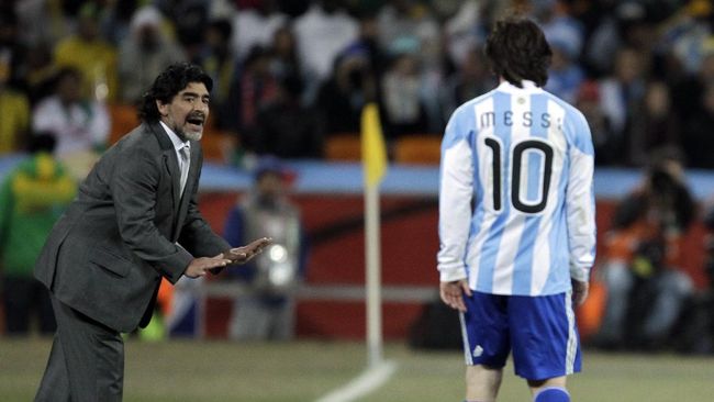 Lionel Messi meyakini mendiang Diego Maradona akan sangat bahagia menyaksikan Argentina lolos babak 16 besar Piala Dunia 2022.