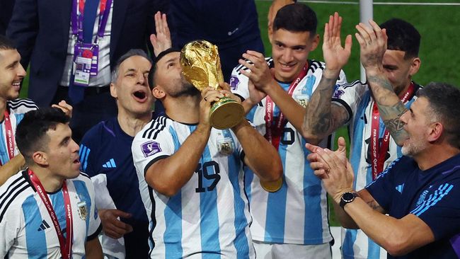 Sergio Aguero mendadak jadi perbincangan karena terlibat dalam perayaan juara Piala Dunia 2022 bersama timnas Argentina, Minggu (18/12).