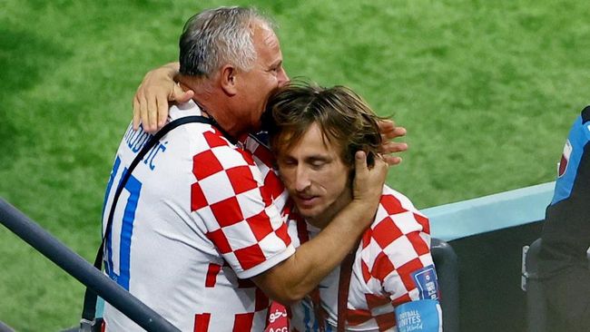 Luka Modric merayakan laga terakhir di Piala Dunia 2022 dengan berpelukan bersama sang Ayah.
