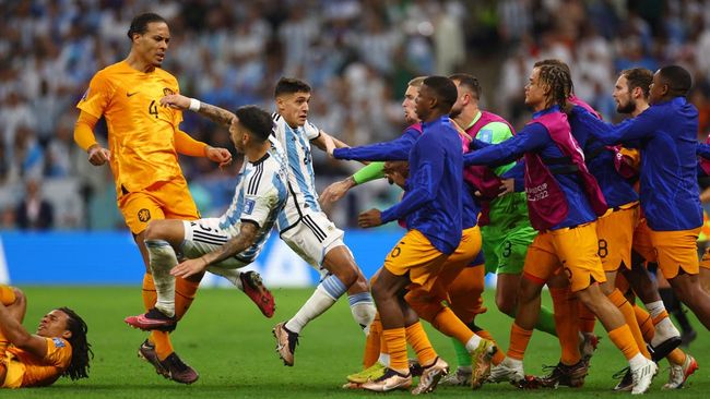 Keributan terjadi antara pemain Argentina dan Belanda mendekati akhir babak kedua laga perempat final Piala Dunia 2022.