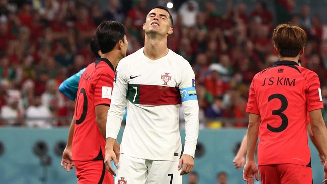 Bintang Portugal Cristiano Ronaldo masuk dalam daftar 11 pemain terburuk di fase grup Piala Dunia 2022.