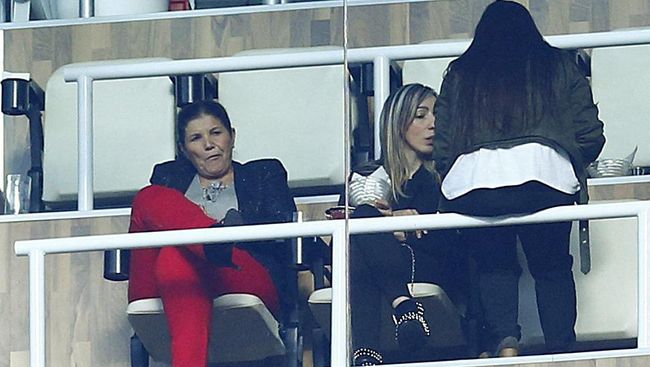 Ibu Cristiano Ronaldo, Maria Dolores Aveiro, dilaporkan meninggalkan Stadion Al Thumama dengan kesedihan usai melihat putranya menangis.