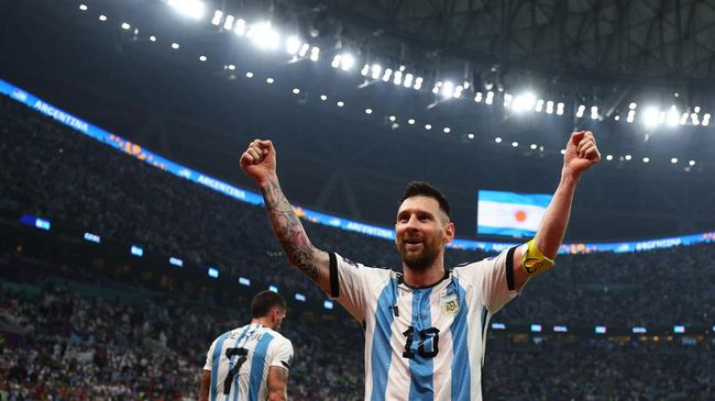 Pemain Argentina Lionel Messi terlihat menahan haru saat mendapatkan pujian indah dari jurnalis usai laga melawan Kroasia di Piala Dunia 2022.