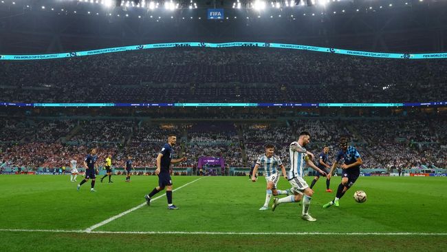 Penampilan Lionel Messi dalam laga semifinal Piala Dunia 2022 Argentina vs Kroasia mendapat apresiasi.