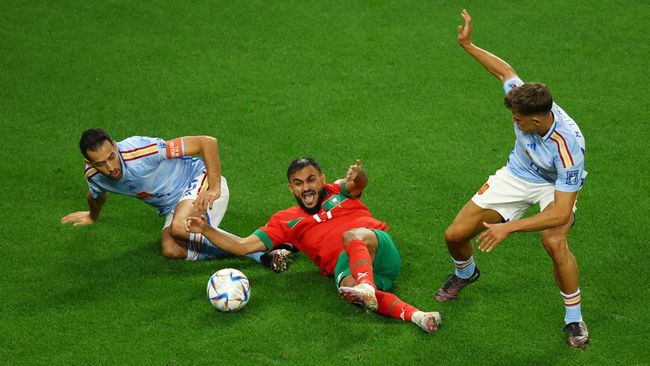Duel Maroko vs Spanyol pada babak 16 besar Piala Dunia 2022 di Education City Stadium, Al Rayyan, Selasa (6/12), berakhir imbang hingga akhir babak pertama.