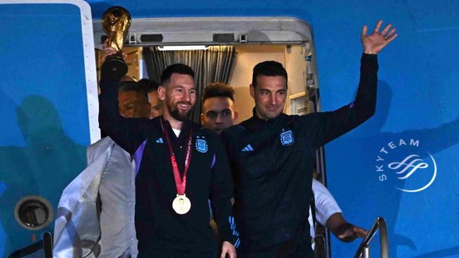 Lionel Messi dan kawan-kawan sudah tiba di Argentina sepulang dari Piala Dunia 2022 Qatar dengan membawa trofi juara.