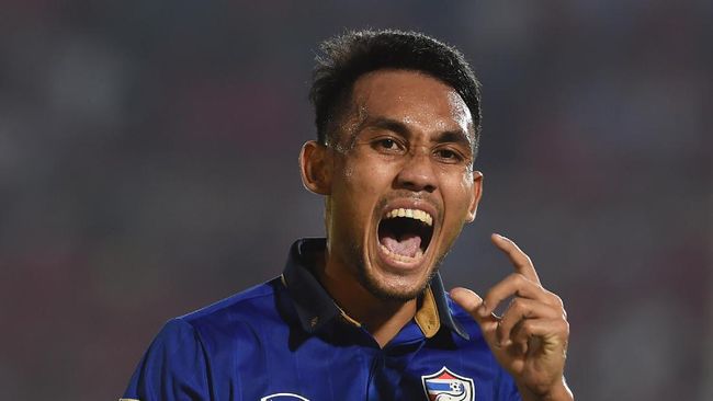 Kemenangan telak yang diraih Thailand atas Brunei dengan skor 5-0 di laga pembuka Grup A Piala AFF diwarnai sejarah baru yang diukir striker Teerasil Dangda.