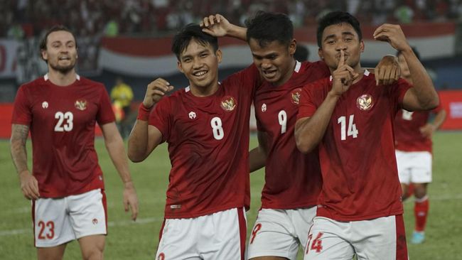 Timnas Indonesia ditarget meraih juara Piala AFF 2022. Apakah target itu bagai pungguk merindukan bulan?