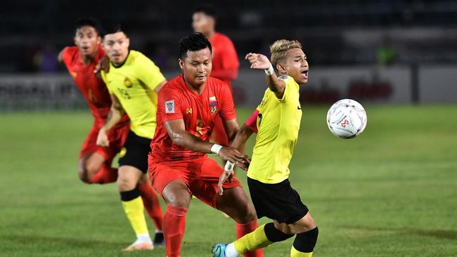 Penyerang timnas Malaysia menyemarakkan persaingan top skor Piala AFF 2022 berkat sepasang gol pada matchday kedua.