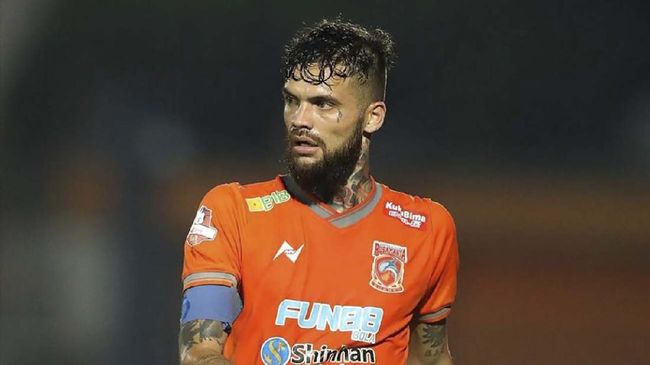 Kapten Borneo FC Diego Michiels melakukan aksi tidak pantas karena meludahi dan memukul penyerang Persija Jakarta, Michael Krmencik di Liga 1 2022/2023.
