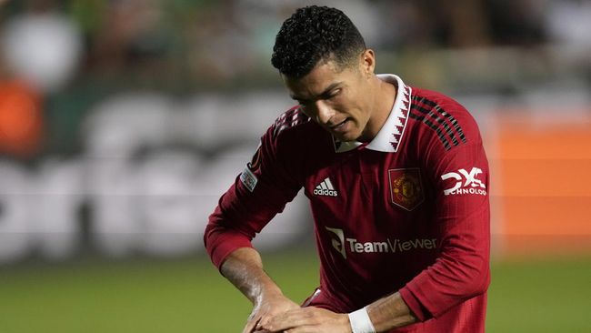 Suporter Manchester United memiliki chant baru yang menyindir Cristiano Ronaldo saat melawan Burnley di Piala Liga Inggris.