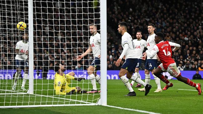 Arsenal berhasil unggul 2-0 atas Tottenham Hotspur pada babak pertama lanjutan Liga Inggris di London, Minggu (15/1) waktu setempat.