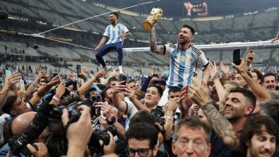 Lionel Messi punya cerita lucu saat fotonya bersama trofi Piala Dunia memecahkan rekor sebagai foto dengan jumlah like terbanyak.