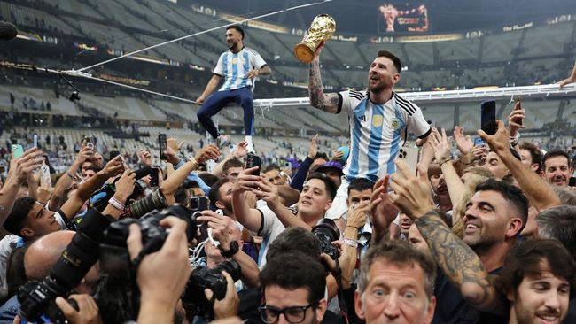 Lionel Messi punya cerita lucu saat fotonya bersama trofi Piala Dunia memecahkan rekor sebagai foto dengan jumlah like terbanyak.