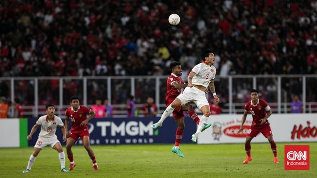 Komentator berbahasa Inggris laga Indonesia vs Vietnam di leg pertama semifinal Piala AFF 2022 yakin Doan Van Hau layak dikartu merah.