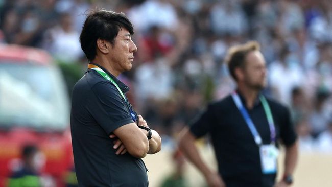 Formasi tiga bek Timnas Indonesia ala Shin Tae Yong jadi alasan Thailand kalahkan Vietnam untuk juara Piala AFF 2022.