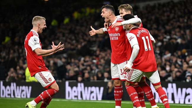 Arsenal makin mantap di puncak klasemen Liga Inggris usai menghajar Tottenham Hotspur 2-0 dalam derby London, Minggu (15/1).