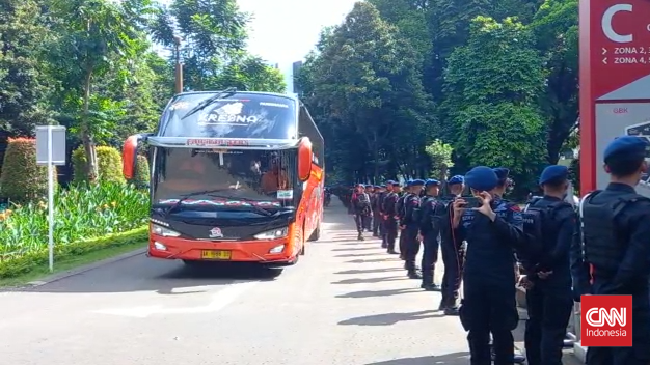 Bus yang ditumpangi Vietnam ke Stadion Utama Gelora Bung Karno, Senayan, untuk pertandingan semifinal Piala AFF 2022 tiba dengan aman.