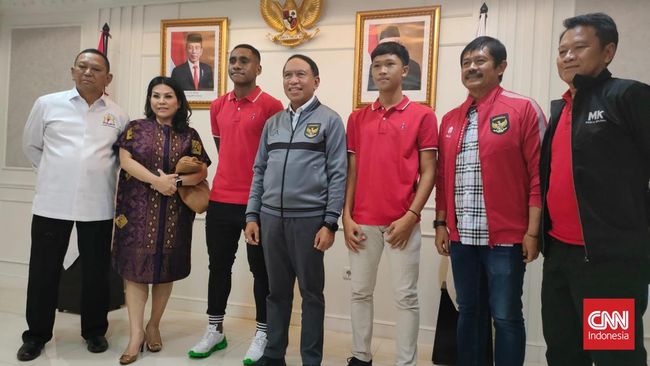 Kapten Timnas Indonesia U-16 Iqbal Gwijangge dan Eriko Sulastiano bertemu dengan Menpora Zainudin Amali latihan di Hungaria bersama klub Puskas Akademia FC.